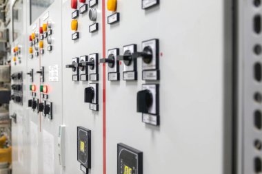 Seçici odaklanma. Panelleri olan röle koridoru, yüksek voltajlı elektrik santralinin kontrol dolapları. Elektrik teçhizatı ve fünyeli sistem, devre kesici, güç santrali ve alt istasyondaki kontrol paneli
