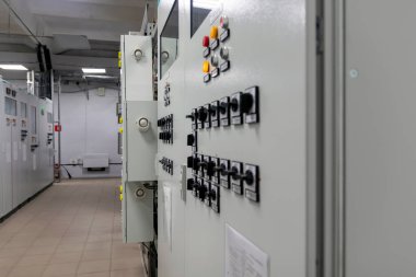 Seçici odaklanma. Elektrik santralinin kontrol ve koruma panosu. Üs ekipmanları için koruma dolapları.