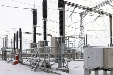 Yüksek voltajlı bir alt istasyonun parçaları, şalterler, koparıcılar, transformatörler ve yüksek voltajlı anahtarlar..