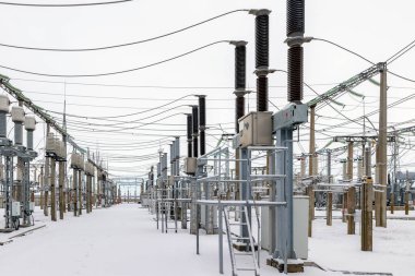 Kışın yüksek voltajlı elektrik santralinin yüksek voltajlı ekipmanları. Yüksek voltajlı trafo santrali. Seçici odak.