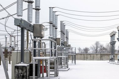 Kışın yüksek voltajlı elektrik santralinin yüksek voltajlı ekipmanları. Yüksek voltajlı trafo santrali. Seçici odak.