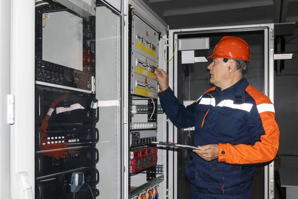 Ingeniero Trabajando Una Subestación Control Condición Del Equipo Distribución Energía — Foto de Stock