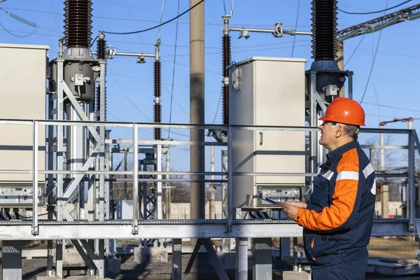 Ingeniero Potencia Inspecciona Equipos Subestaciones Energía Industria — Foto de Stock