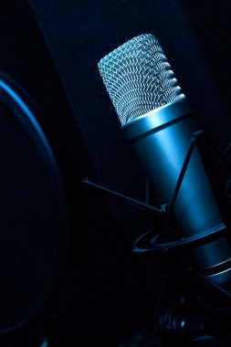 Kayıt stüdyosunda yoğunlaştırıcı mikrofon