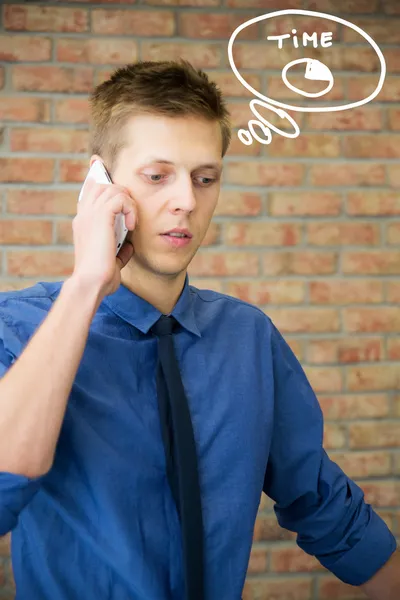 Jovem empresário a falar ao telefone. Conceito de tempo no negócio — Fotografia de Stock