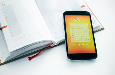Ağustos 2014 için takvim ile modern cep telefonu. b kavramı