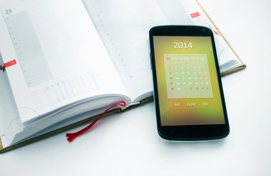 Modern cep telefonu Haziran 2014 için takvim ile. otobüs için konsept