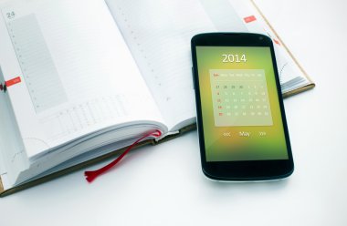 2014 için takvim ile modern cep telefonu olabilir.