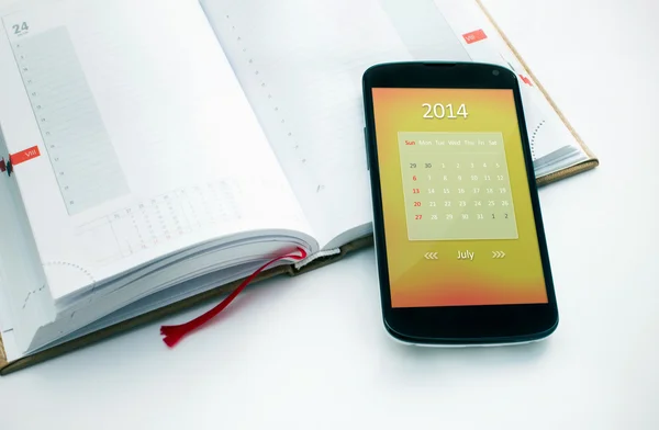 Nowoczesny telefon komórkowy z kalendarza do lipca 2014 roku. koncepcja magistrali — Zdjęcie stockowe