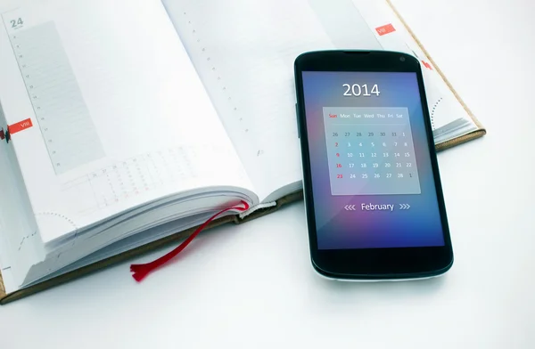 Nowoczesny telefon komórkowy z kalendarza do lutego 2014. — Zdjęcie stockowe