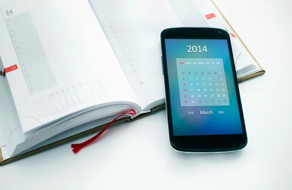 Nowoczesny telefon komórkowy z kalendarza dla marca 2014. — Zdjęcie stockowe