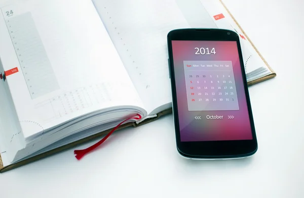 Nowoczesny telefon komórkowy z kalendarza do października 2014. koncepcja — Zdjęcie stockowe