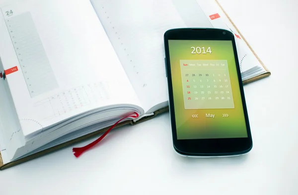 Nowoczesny telefon komórkowy z kalendarza może 2014. — Zdjęcie stockowe