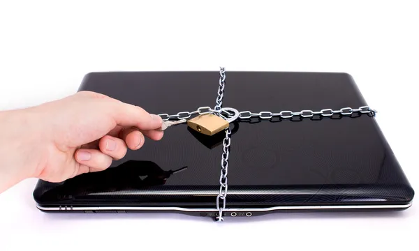 Ноутбук с цепями и замком. Концепция компьютерной безопасности — стоковое фото