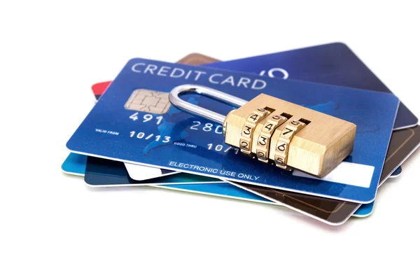 Carte di credito e lucchetto a combinazione . — Foto Stock
