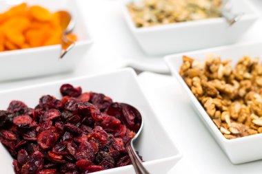 Beyaz seramik kase kuru meyve