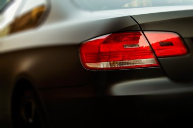 mat siyah spor araba. arka görünüm