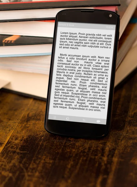 Lectura de libros en smartphone . —  Fotos de Stock