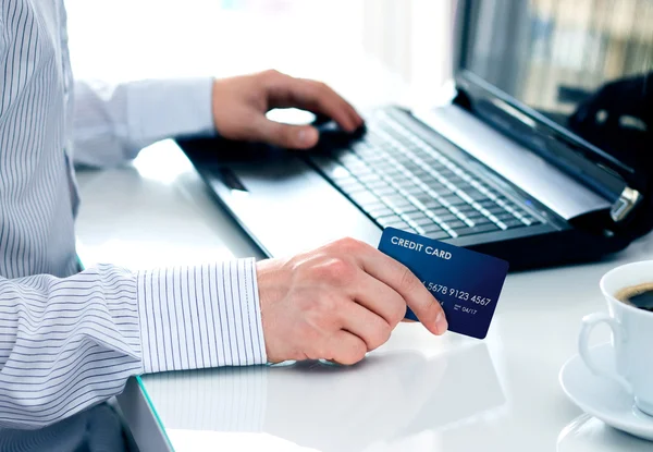 Empresario haciendo un pago con tarjeta en internet — Foto de Stock