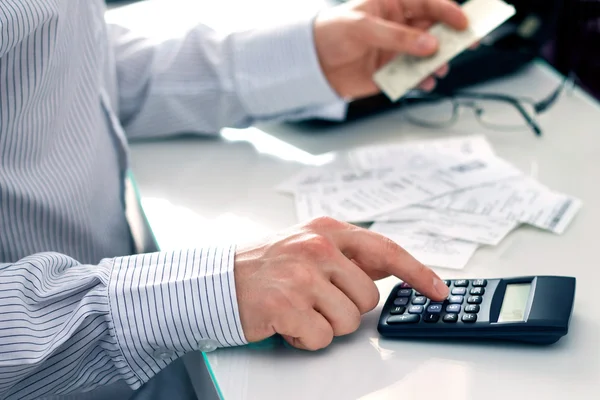Affärsman räknar räkningar. arbeta i office — Stockfoto