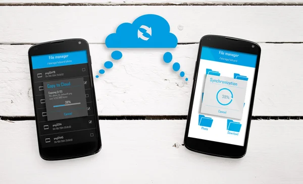 Συγχρονισμός δύο κινητό τηλέφωνο μέσω του νέφους. — Φωτογραφία Αρχείου