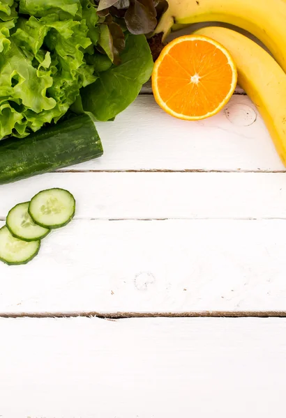 Verse groenten en fruit op wit bord. — Stockfoto