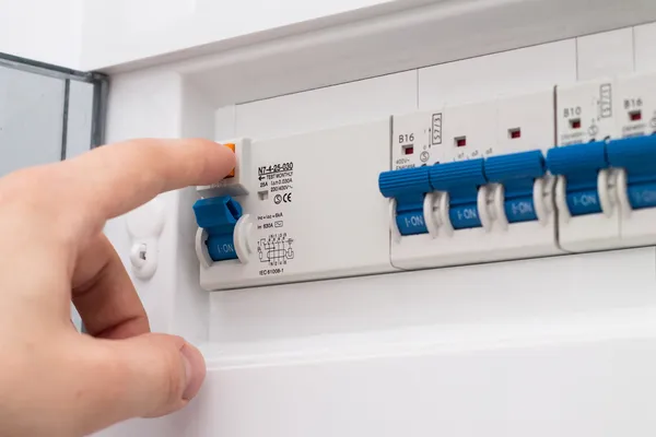 Man testing the fuse box. — Stock Photo, Image