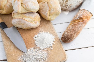ciabatta ekmeği bıçakla ahşap kesme tahtası üzerinde