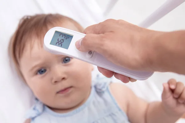 Mother Checks Baby Temperature Modern Electronic Termomether Baby Forehead — Stock Photo, Image