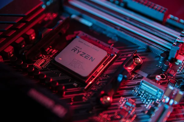 WROCLAW, POLAND - Kasım 2021: AMD Ryzen 73700x işlemci siyah ana kart işlemci soketini kapatın. Gelişmiş Mikro Cihazlar, Santa Clara, Kaliforniya merkezli bir Amerikan yarı iletken şirketidir.
