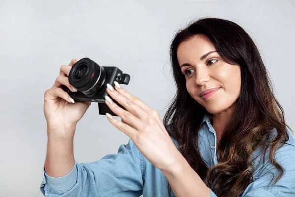 Joven Atractiva Mujer Está Tomando Una Foto Con Cámara Digital —  Fotos de Stock