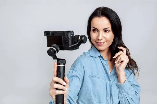 Joven Atractiva Mujer Está Tomando Una Selfie Usando Cámara Gimbal —  Fotos de Stock