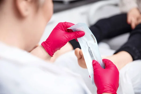 Chiropodists Unpacks Scalpel Blade Sterile Packaging — Stock Photo, Image