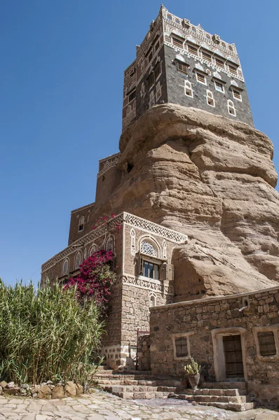 Iêmen, Oriente Médio: vista de Dar al-Hajar (Casa de Pedra), o famoso Palácio de Rochas no vale do Wadi Dhahr, um palácio real no topo de uma rocha construída como um retiro de verão perto da capital de Saná, um dos edifícios iemenitas mais icônicos — Fotografia de Stock