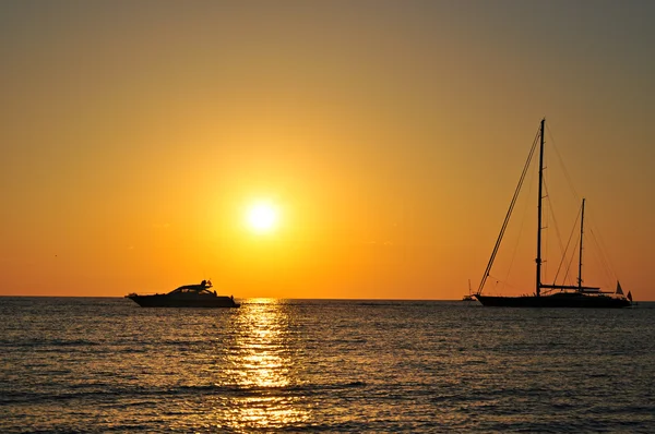 Segelbåt silhuett sunset — Stockfoto