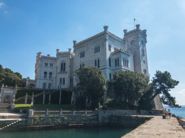 Miramare Kalesi, Trieste, Friuli-Venezia Giulia 'nın tarihi müze ve parkına giriş. 09-05-2021. İtalya