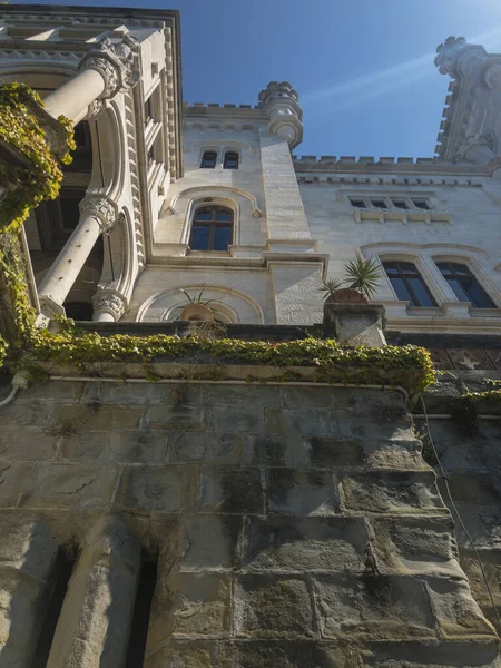 Miramare Kalesi, Trieste, Friuli-Venezia Giulia 'nın tarihi müze ve parkına giriş. 09-05-2021. İtalya. Ayrıntı