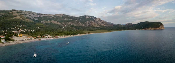 Légi Kilátás Jaz Beach Domb Háttérben Budva Vagyok Montenegró Katamarán — Stock Fotó