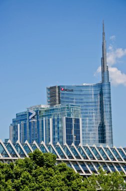 Unicredit Kulesi 'nin ve Feltrinelli Piramidinin manzarası, İtalya' nın merkezindeki gökdelenler. 06-24-2021. Porta Nuova gökdeleni. Modern mimari. Porta Garibaldi binaları