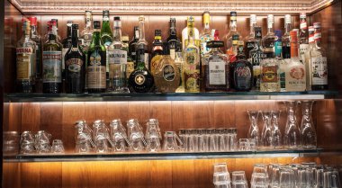 Milan, İtalya, 12-12-2021: ABD 'li yönetmen Wes Anderson tarafından 1993 yılında Miuccia Prada tarafından kurulan Fondazione Prada' nın içinde eski bir Milan kafe olarak tasarlanan Bar Luce 'nin İçi