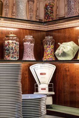Milan, İtalya, 12-12-2021: ABD 'li yönetmen Wes Anderson tarafından 1993 yılında Miuccia Prada tarafından kurulan Fondazione Prada' nın içinde eski bir Milan kafe olarak tasarlanan Bar Luce 'nin İçi