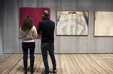 Milan, İtalya, 12-12-2021: İtalyan ressam, çizer ve set tasarımcısı Domenico Gnoli 'nin 1993 yılında Miuccia Prada tarafından kurulan kültür kurumu Fondazione Prada' da retrospektif ziyaretçileri