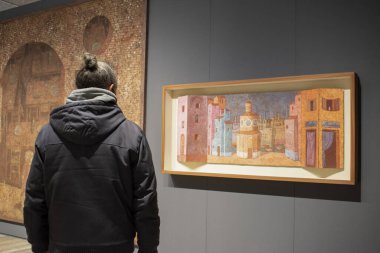 Milan, İtalya, 12-12-2021: İtalyan ressam, çizer ve set tasarımcısı Domenico Gnoli 'nin 1993 yılında Miuccia Prada tarafından kurulan kültür kurumu Fondazione Prada' da geçmişe dönük ziyaretçi