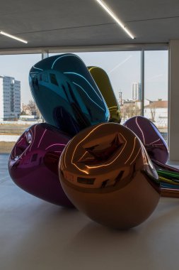 Milan, İtalya, 12-12-2021: Jeff Koons tarafından 1993 yılında Miuccia Prada tarafından kurulan Fondazione Prada 'da, paslanmaz çelikten bir buket büyük renkli çiçek olan lale manzarası (1995-2004)