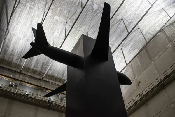ミラノ イタリア 2021 マウリツィオ カテランによる息の幽霊の視覚 上に交差する飛行機と黒モノリス の攻撃を思い出させる11 9月2001ハンガー ビコッカで 現代美術と現代美術の展示スペース — ストック写真