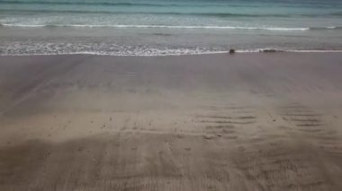 Havadan görünümü bir plaj, kıyı, sahil üzerinde çökmesini dalgalar. Famara Beach, Lanzarote, Kanarya Adaları, İspanya