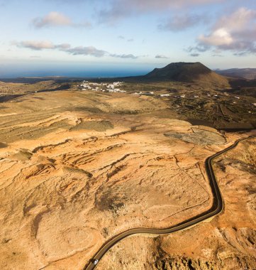 Lanzarote adasının kuzey ucundaki hava manzarası, Mirador del Rio 'ya giden yolun manzarası. Okyanusa bakan pürüzlü kıyılar ve kayalıklar. Kanarya Adaları, İspanya