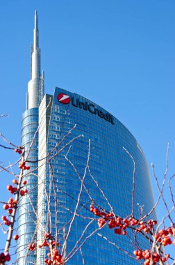 Mimari, yeni mimari biçimler, çizgiler ve yeni binalar. Milano 'nun göbeğindeki binaların tasarımı. Piazza Gae Aulenti 'deki gökdelenler ve binalar. Unicredit kulesi. 02-02-2022. İtalya