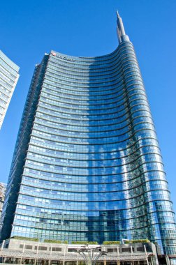 Mimari, yeni mimari biçimler, çizgiler ve yeni binalar. Milano 'nun göbeğindeki binaların tasarımı. Piazza Gae Aulenti 'deki gökdelenler ve binalar. Unicredit kulesi. 02-02-2022. İtalya