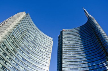 Mimari, yeni mimari biçimler, çizgiler ve yeni binalar. Milano 'nun göbeğindeki binaların tasarımı. Piazza Gae Aulenti 'deki gökdelenler ve binalar. Unicredit kulesi. 02-02-2022. İtalya